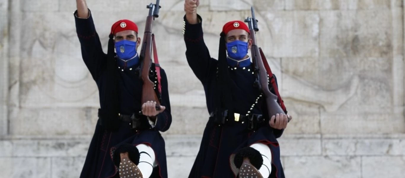 Φόρεσαν μάσκες και στους εύζωνες της Προεδρικής Φρουράς!